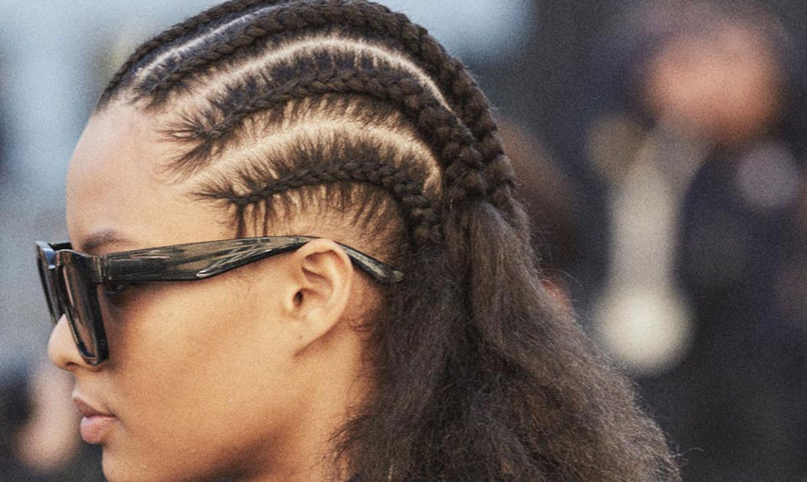Aunque más complicadas, las trenzas africanas también estas súper de moda (especialmente en verano). Si no trenzas tu pelo hasta el final, ayúdate del Aceite Extraordinario Universal para mantener tu melena en forma e hidratada.